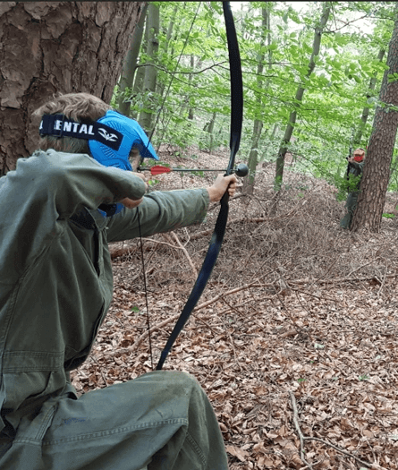 Foto van iemand die dodgebow speelt