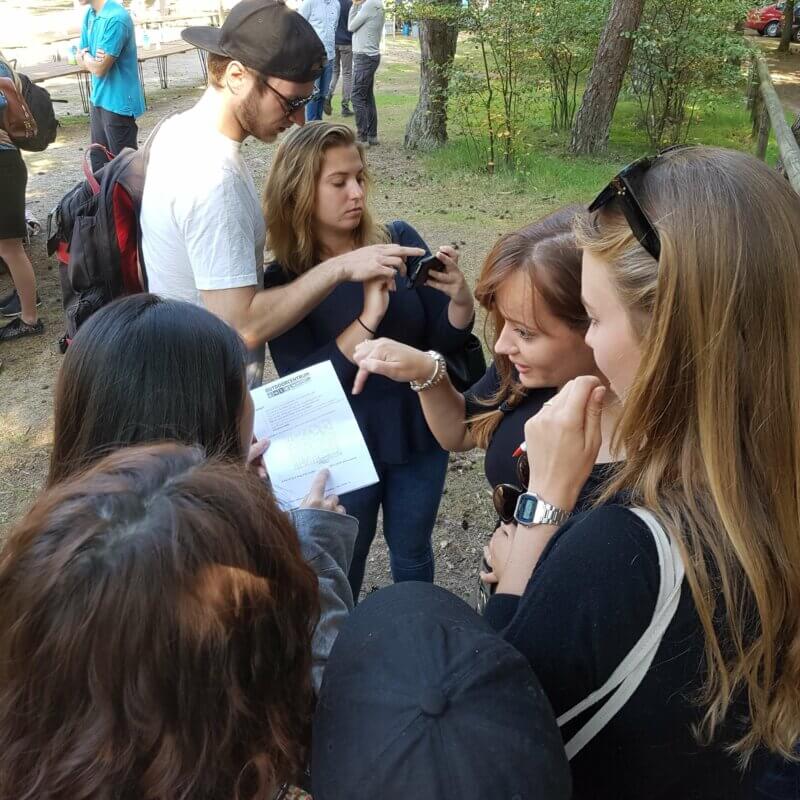 Foto van groep jongeren die gps trackers gebruiken