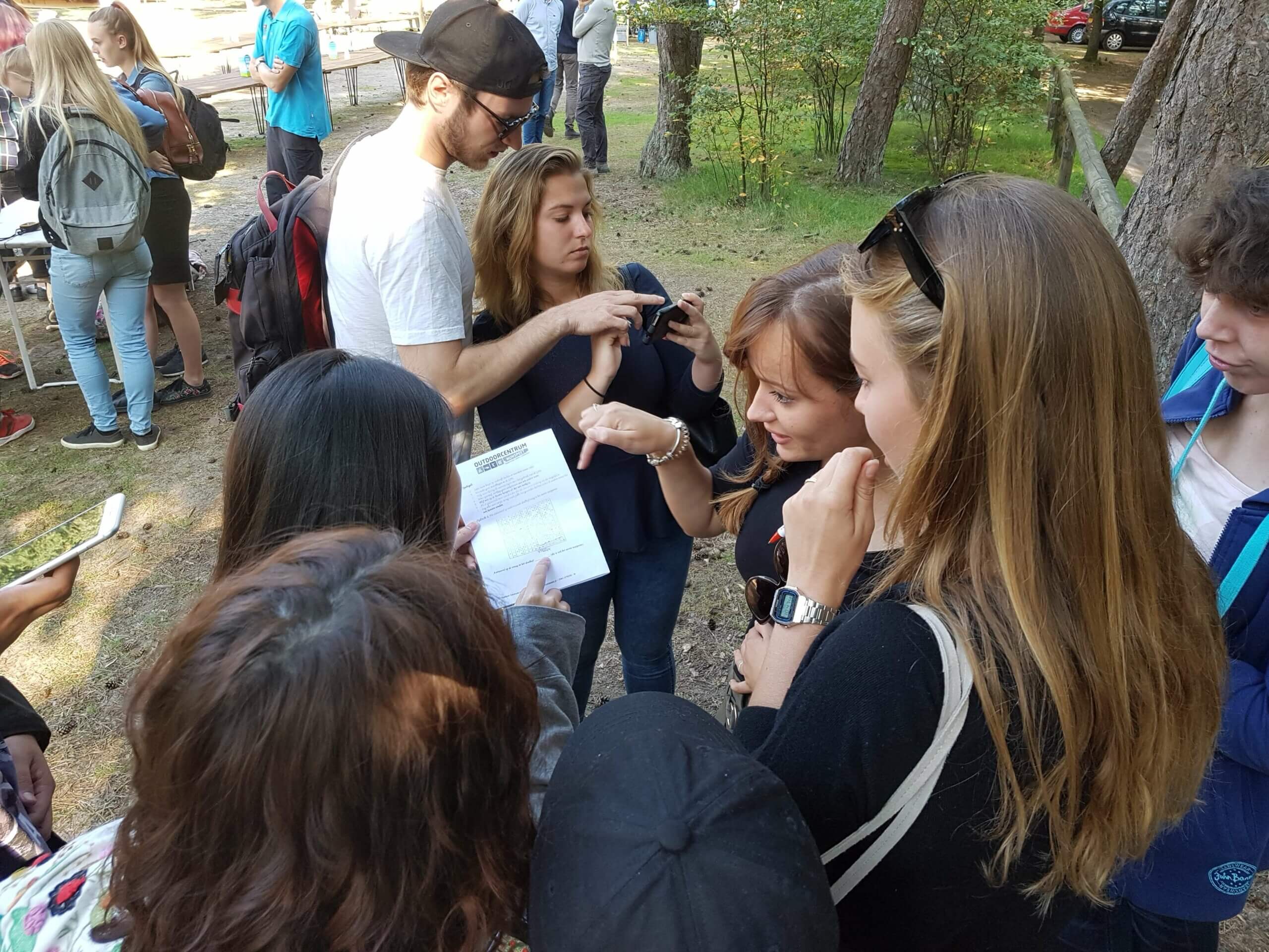 Foto van groep jongeren die gps trackers gebruiken