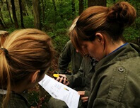 foto van mensen die een GPS tracker gebruiken voor een spel