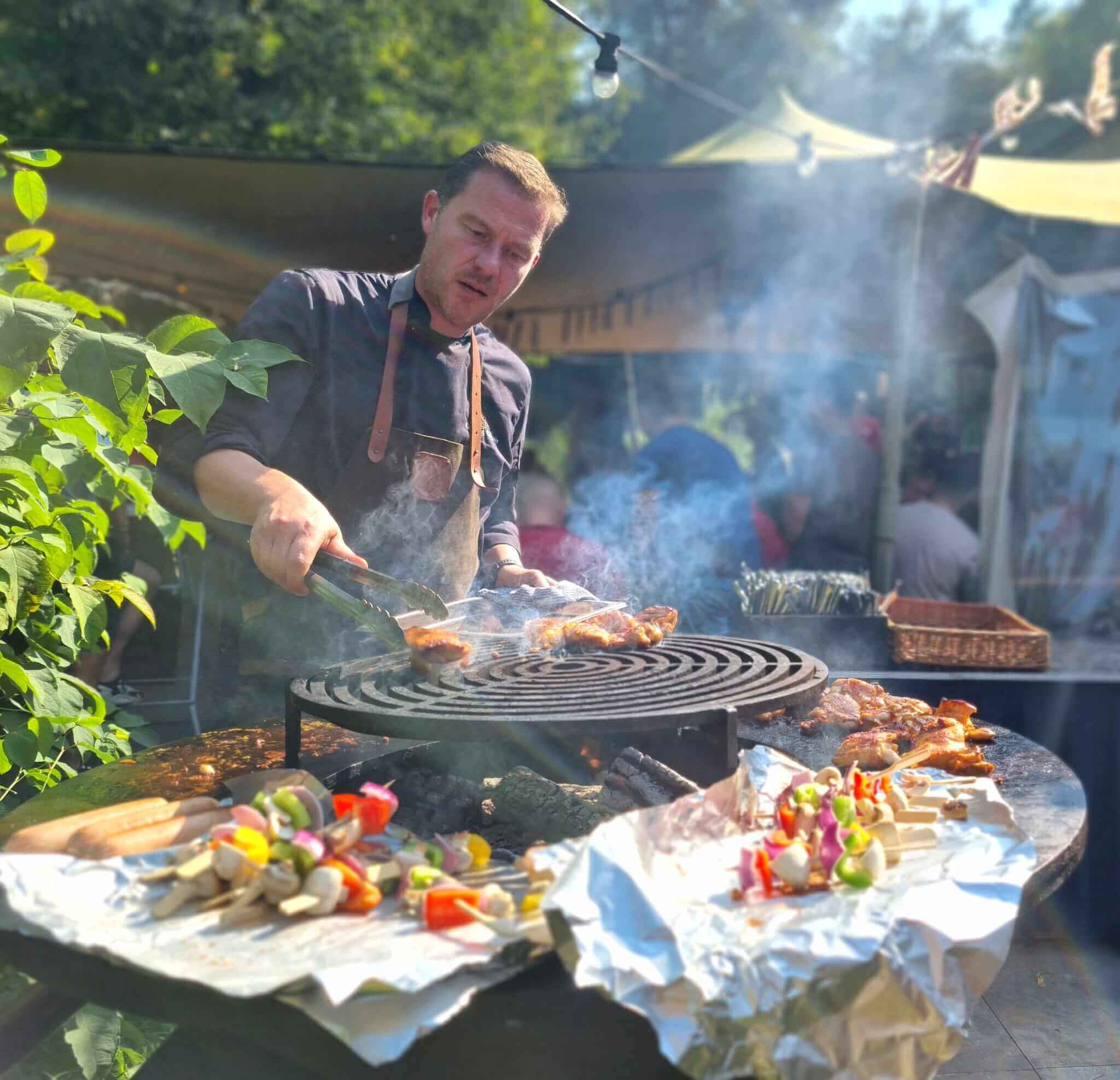 foto van iemand die aan het barbecueën is