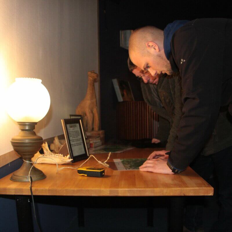 Groep mensen die het stropers mysterie speelt