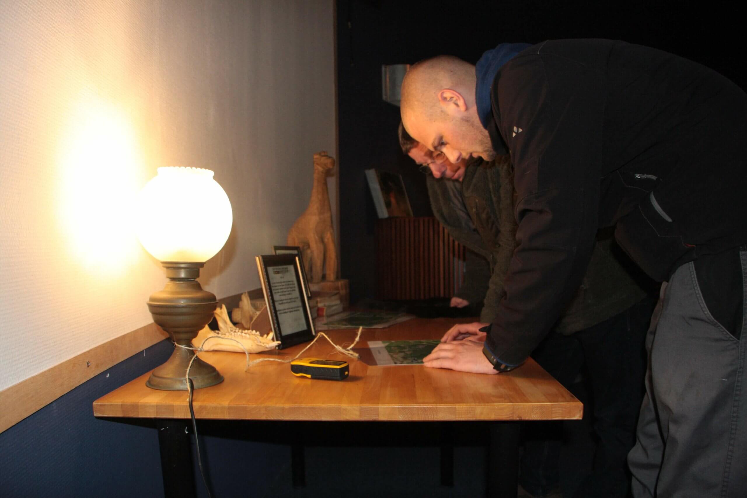 Groep mensen die het stropers mysterie speelt