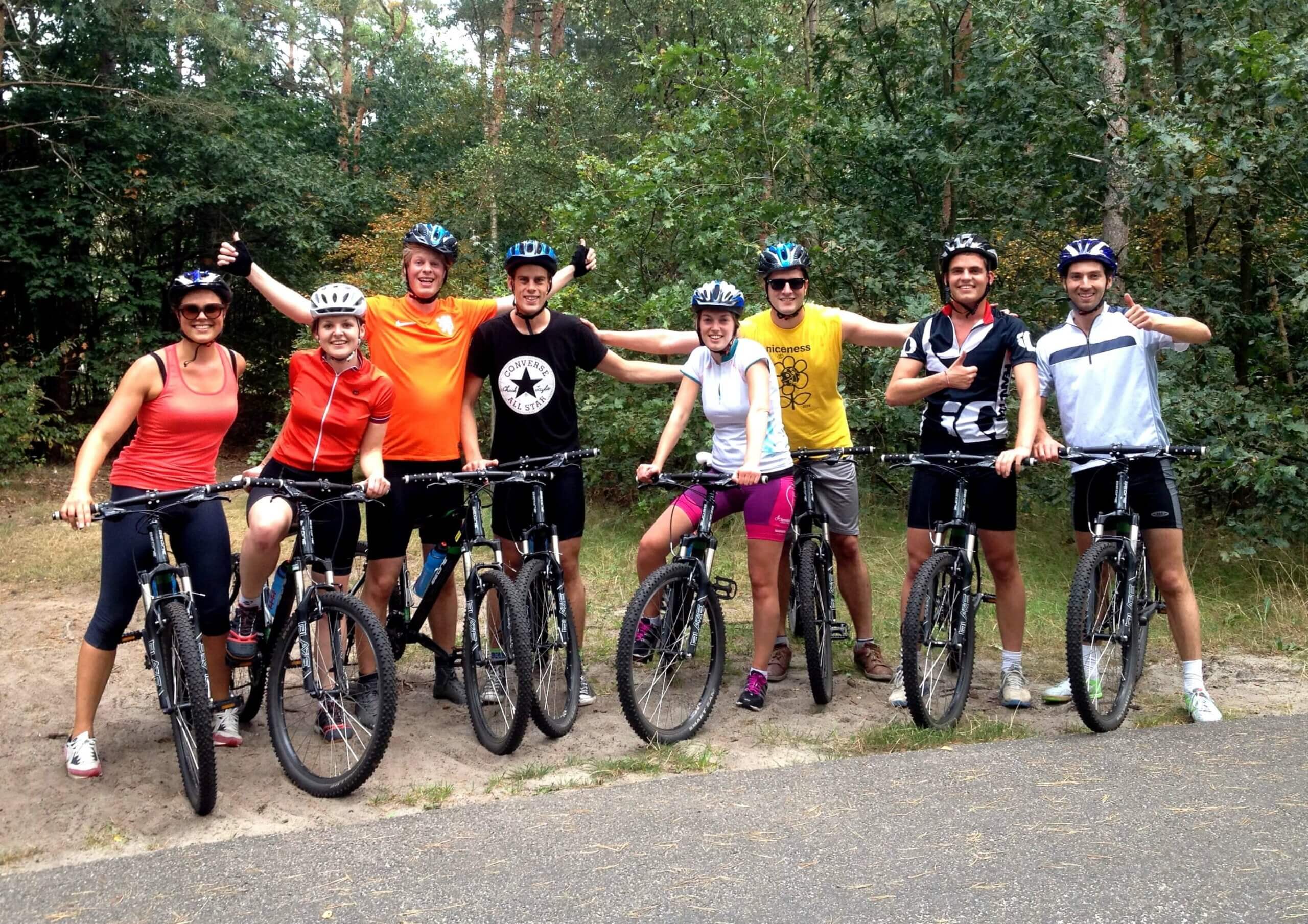 foto van mountainbikers die juichen