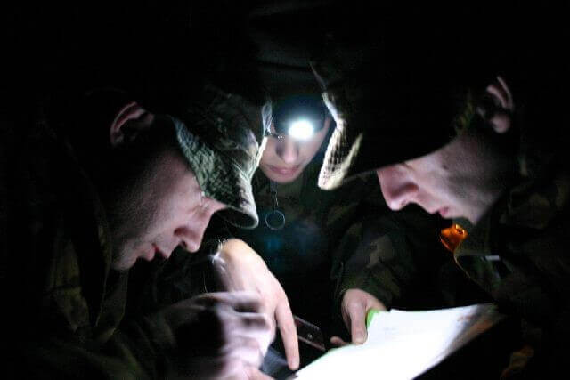 Groep mensen die het stropers mysterie speelt