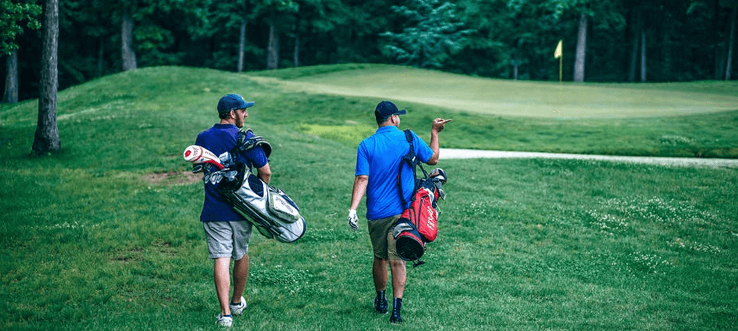 Foto van een golfer op een golfbaan