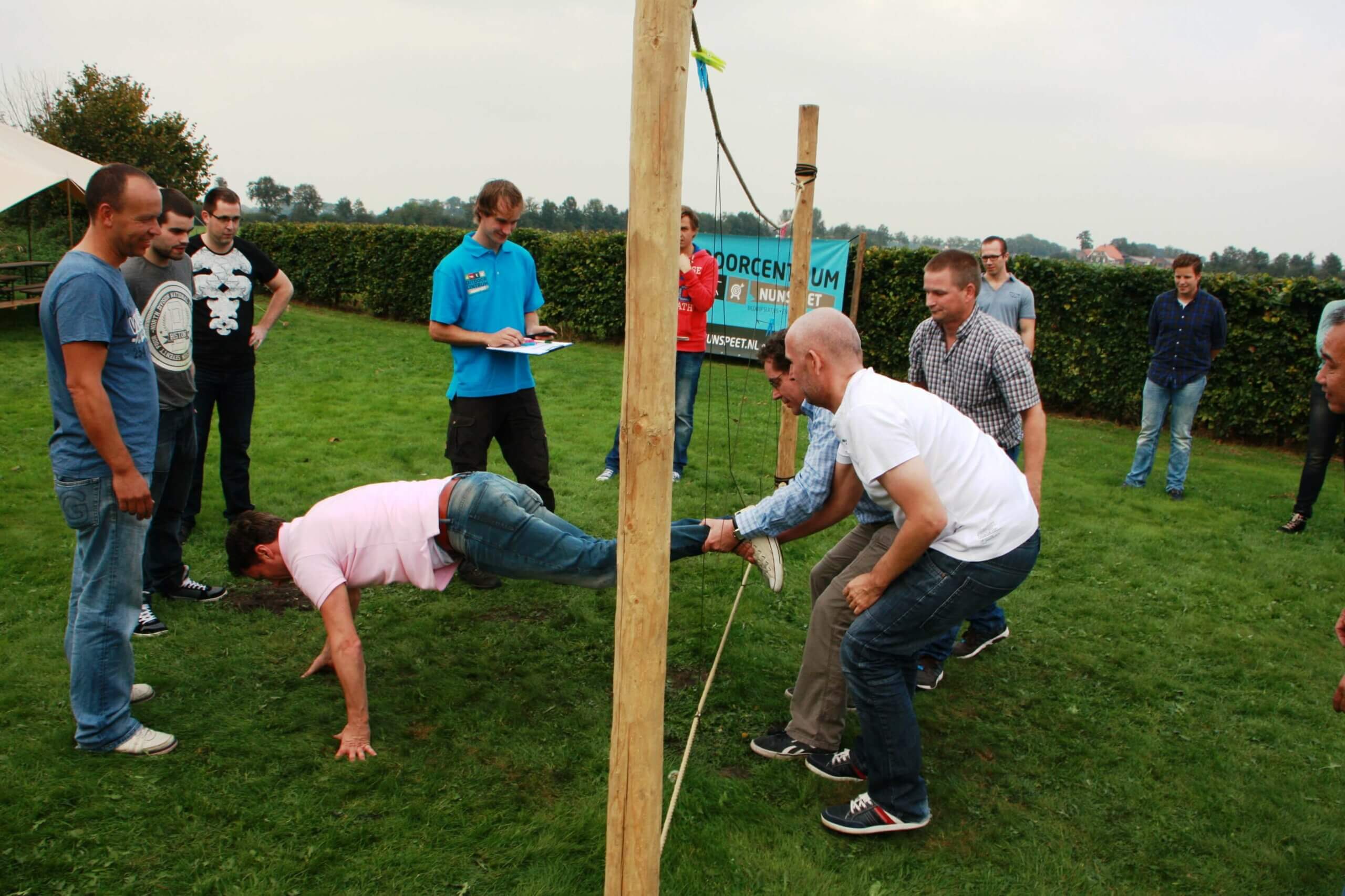 foto van mensen die een zeskamp doen